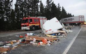 Pla obert de l'autocaravana al davant i del camió al fons, implicats en l'accident mortal de l'N-340 a Camarles