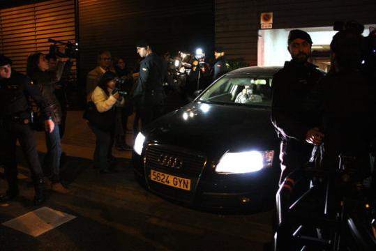 Primer vehicle que surt de la seu de CDC amb un dels detinguts en el marc de l'operació Petrum. ACN