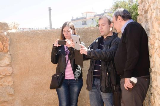 Ajuntament de Calafell. Primera visita a la Ciutadella Ibèrica amb la nova aplicació Calafell Open Air