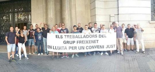 Protesta dels treballadors de Freixenet a les portes de Foment del Treball. EIX
