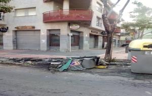 Queixes del veïns del carrer Llibertat de Vilanova pels incendis de contenidors
