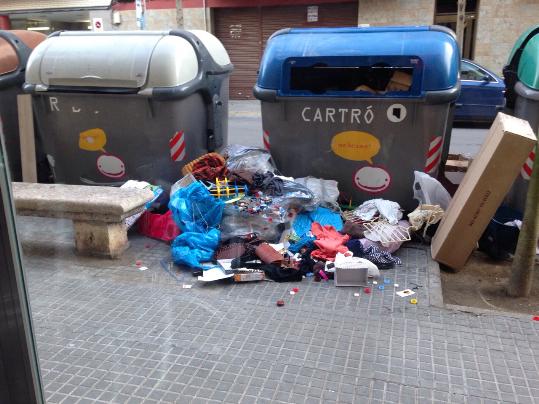 Míriam Prieto. Queixes dels veïns de la rambla del Castell per l'estat dels contenidors