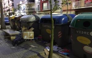 Queixes dels veïns de la rambla del Castell per l'estat dels contenidors