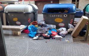 Queixes dels veïns de la rambla del Castell per l'estat dels contenidors