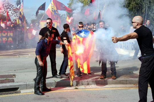 Quema de banderas en la montaña de Montjuïc. Jordi Bataller/ACN