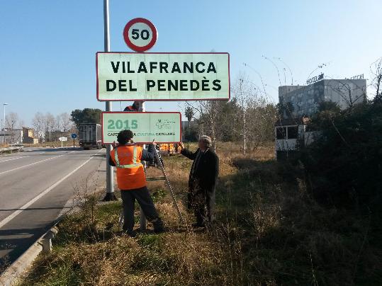 Ajuntament de Vilafranca. Rètols de Vilafranca Capital de la Cultura Catalana 2015 a les entrades de la Vila