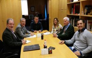 Reunió a l'Ajuntament entre l'equip de govern municipal i el director gerent del CAT, Josep-Xavier Pujol (segon per l'esquerra). Ajuntament de Calafel