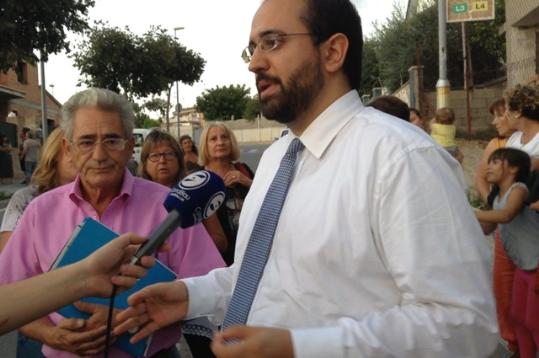 Roda de premsa del regidor del PP a Vilanova, amb els representats del veïns del Fondo Somella. PP