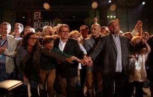 Rovira, Forcadell, Mas, Romeva i Junqueras ajuntant les mans per celebrar la victòria de Junts pel Sí en les eleccions del 27-S