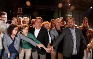 Rovira, Forcadell, Mas, Romeva i Junqueras saludant als simpatitzants que s'han aplegat davant el Born Centre Cultural . ACN