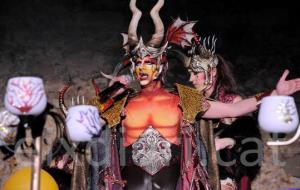 Carles Castro. Sa Majestat Carnestoltes, les Reines i les Reines Infantils ja lideren Sitges. Arribo de Sitges