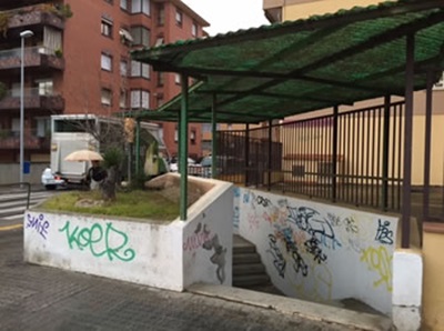 Ajuntament de Vilanova. S'enderroca la marquesina de l'antic pas soterrat del carrer de El Greco