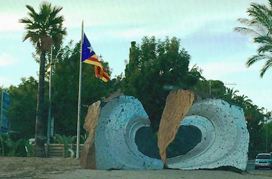 Senyera a l'entrada de Sitges. Eix