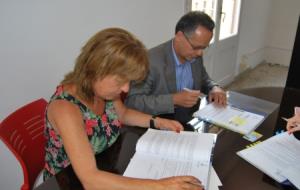 Signat el contracte del salvament marítim a les platges per l’estiu. Ajuntament de Cubelles