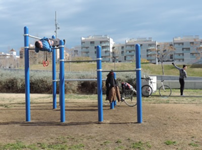 Ajuntament de Vilanova. S'instal·la al parc de Baix-a-mar elements per practicar Street Workout