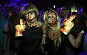 Sitges torna a ser envaïda pels participants a la Zombie Walk