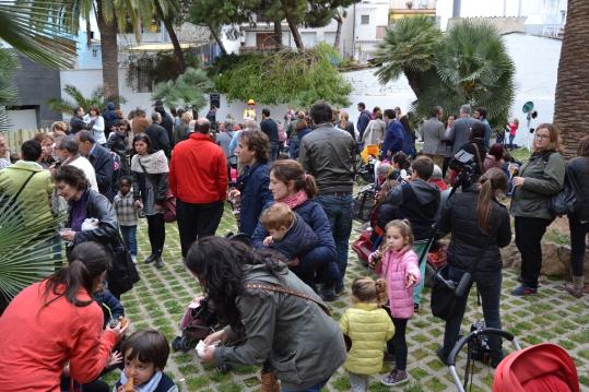 Ajuntament de Sitges. Sobre al públic el Jardí de Les Parellades