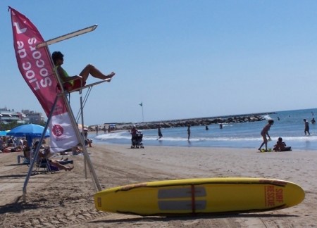 Ajuntament de Cubelles. Socorrista a la platja de Cubelles