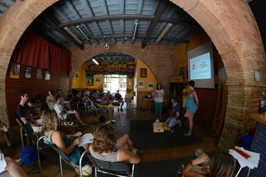 Taller de primer auxilis al local dels Bordegassos. Maite Gomà