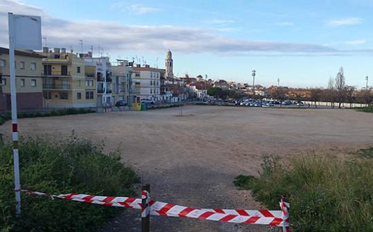 Eix. Terreny annex a la plaça del mercat 