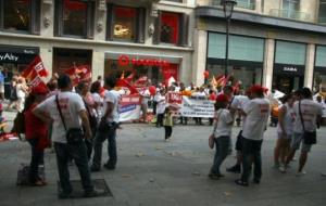 Treballadors de Vodafone-ONO concentrats al Portal de l'Àngel de Barcelona per protestar contra l'ERO que ha d'afectar gairebé 1.300 llocs de treball.