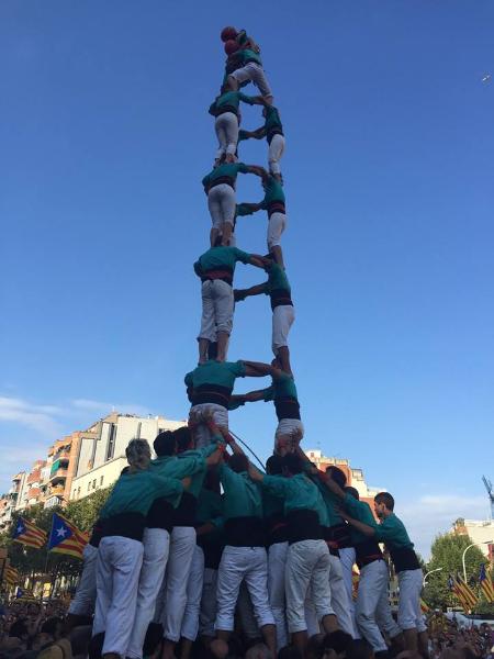 Tres de nou amb folre dels Castellers de Vilafranca a la Via Lliure . Castellers de Vilafranca