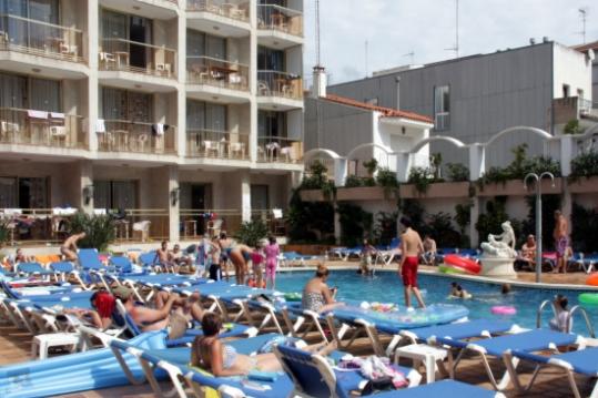 Turistes a la piscina d'un hotel de Calella. ACN