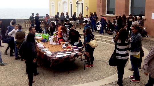 Un centenar de voluntaris de Camps de Solidaritat de SETEM visiten Sitges. Ajuntament de Sitges