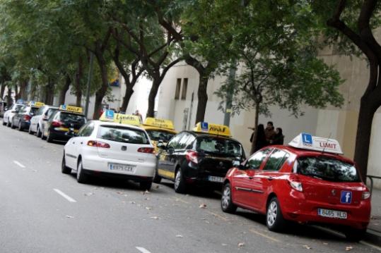 Un cotxe d'autoescola fent pràctiques de conducció. ACN