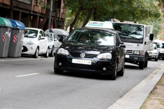 Un cotxe d'autoescola fent pràctiques de conducció. ACN