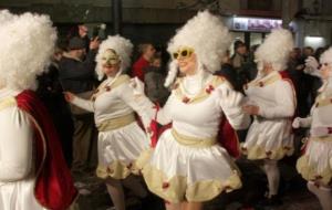 Un dels grups disfressats de dames d'època durant l'Arrivo del carnaval de Vilanova i la Geltrú 2015. ACN