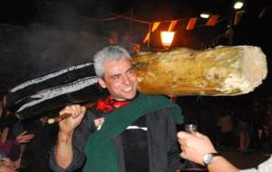 Un fallaire durant la celebració de les falles al poble d'Isil, al Pallars Sobirà. El fallaire porta a l'esquena una gran falla encesa