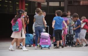 Un grup de nens i nenes s'esperen abans d'entrar a l'aula, el primer dia d'escola, a l'escola Duran i Bas de Barcelona. ACN