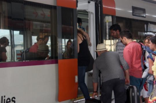 Un grup de passatgers entra en un comboi de rodalies. ACN