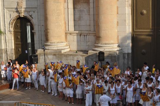 Un mar d'estelades acompanyen l'hissada de la senyera per la Festa Major de Vilanova i la Geltrú. ANC