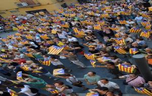 Un mar d'estelades acompanyen l'hissada de la senyera per la Festa Major de Vilanova i la Geltrú