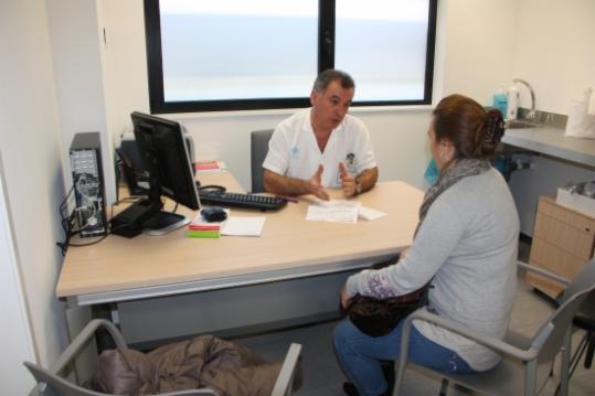 Un metge atenent una pacient a la consulta d'un CAP. ACN