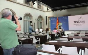 Un mitjà gràfic a la sala habilitada per als mitjans que cobriran al Parlament les eleccions del 27-S. ACN