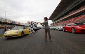 Un nen dóna el tret de sortida als vehicles del Circuit de Catalunya. ACN