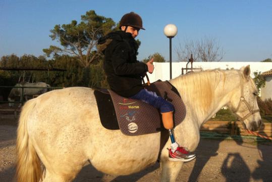 Un nen refugiat de Síria s'introdueix a l'equinoteràpia al l'Alt Penedès com a mètode d'