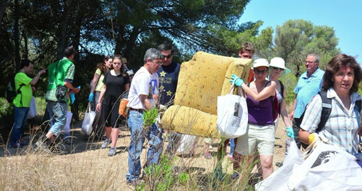 Plataforma Ortoll. Una cinquantena de persones fan un neteja  de lOrtoll-Sant Gervasi