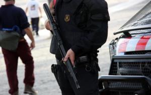 Una de les armes llargues que porten els mossos antiavalots, que fan vigilàncies estàtiques per l'alerta antiterrorista a Barcelona. ACN