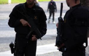 Una de les armes llargues que porten els mossos antiavalots, que fan vigilàncies estàtiques per l'alerta antiterrorista a Barcelona