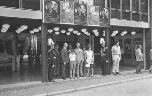 Una de les imatges de la reobertura del cinema Bosc de 1970, amb les autoritats de l'època a la porta de la Rambla Principal. ACGAF. FONS JORDI MAS