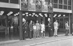 Una de les imatges de la reobertura del cinema Bosc de 1970, amb les autoritats de l'època a la porta de la Rambla Principal. ACGAF. FONS JORDI MAS