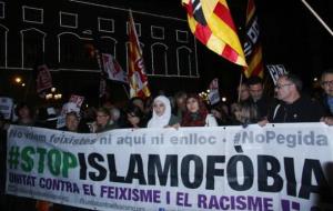 Una de les pancartes que han encapçalat la manifestació de la plataforma 'Mai Més' i que fa una crida contra la Islamofòbia