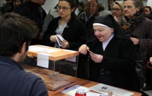 Una monja exercint el seu dret a vot al Centre Cívic Can Castelló, al districte de Sarrià-Sant Gervasi. ACN