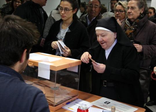 Una monja exercint el seu dret a vot al Centre Cívic Can Castelló, al districte de Sarrià-Sant Gervasi. ACN