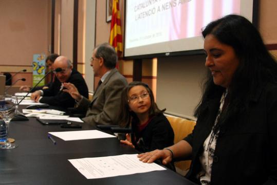 Una nena a qui li van detectar un ictus de nadó, amb la seva mare a la roda de premsa de presentació del Codi Ictus per població pediàtrica. ACN