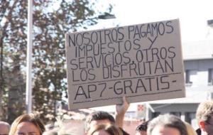 Una pancarta reclama la gratuïtat de l'autopista AP-7 durant el tall a l'N-340 al seu pas per l'Arboç